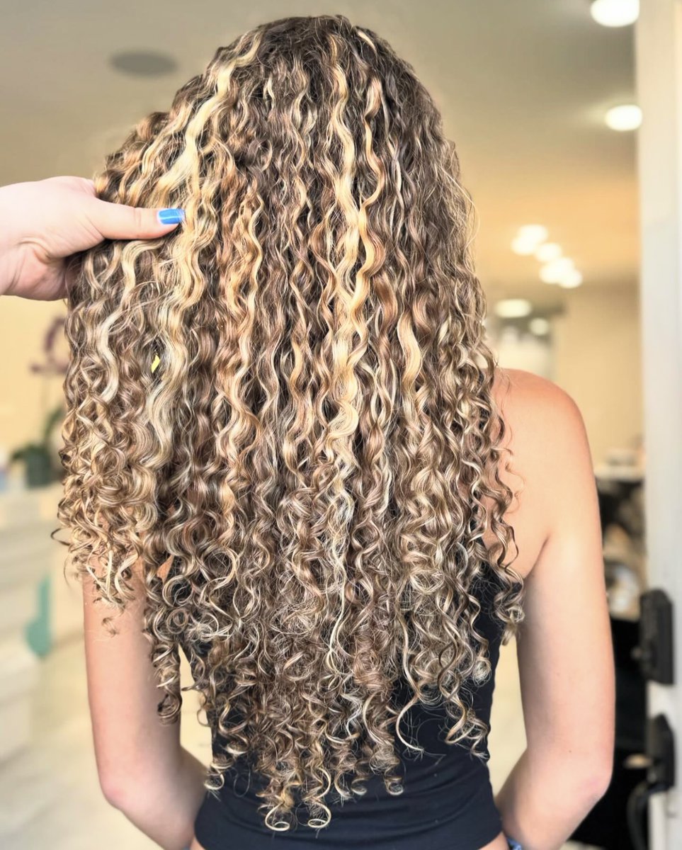ECRUNewYork's tweet image. Curls for days!!!😍 To shape and define the curls, @emdoeshair_ at @copa_studio used Defining Styling Potion, Air-Dry Foam. ⁠
Available at ecrunewyork.com/shop
#curlyhair #definedcurls #hydratedcurls #longlastingcurls #frizzfreehair #ecrunewyork
