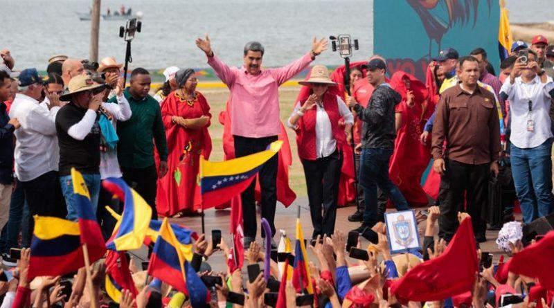 Minhvi_Oficial's tweet photo. #EnVivo  || Desde el estado #Zulia Candidato @NicolasMaduro: ¿Qué ha hecho Manuel Rosales con todo el dinero que le he mandado? Díganme ustedes, porque viviendas no fue #PaLanteEsPaAllá https://t.co/vTPSFZddCt