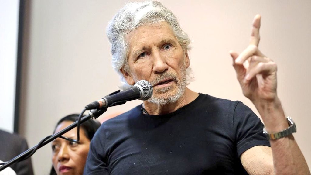 Zroy34's tweet photo. Roger Waters: “Venezuela les pertenece a ustedes, al pueblo, no a Chevron Corporation que es con quien María Corina Machado quiere hacer el trato para entregar a su país. No venda a Venezuela sobre la base de la Doctrina Monroe a los EEUU”. ¡Grande Roger!
 https://t.co/XosvW7tLDg https://t.co/dgB8lzipsc