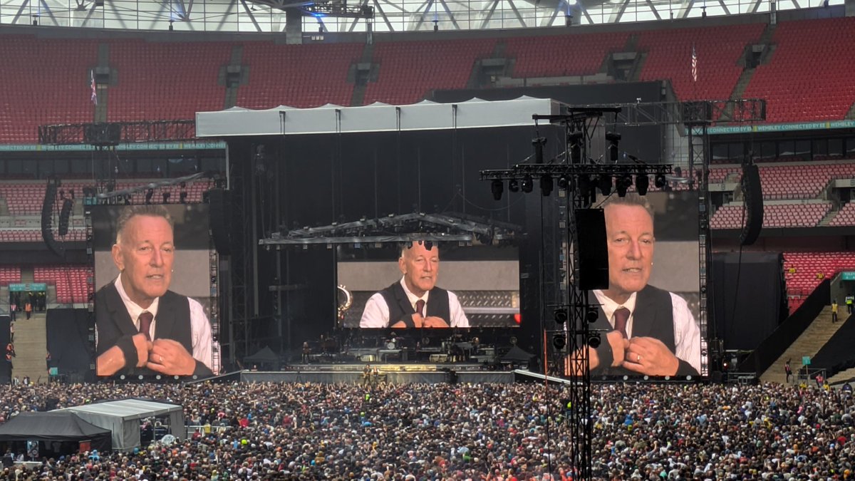 Bruce straightening his tie for the occasion. #bruce #London