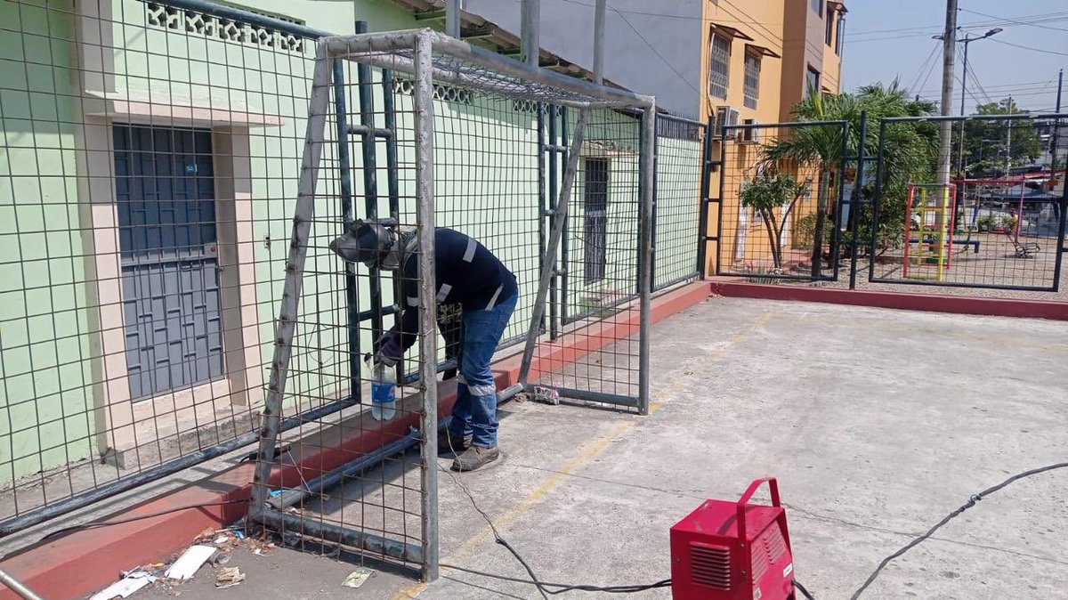 parquesgye's tweet photo. 📍Alborada 13ava etapa, se realizan trabajos de soldadura en canchas, mallas y juegos. #CuidaTuParque 

#CiudadDeTodos 
@aquilesalvarez 
@alcaldiagye https://t.co/8CahTnBM7P