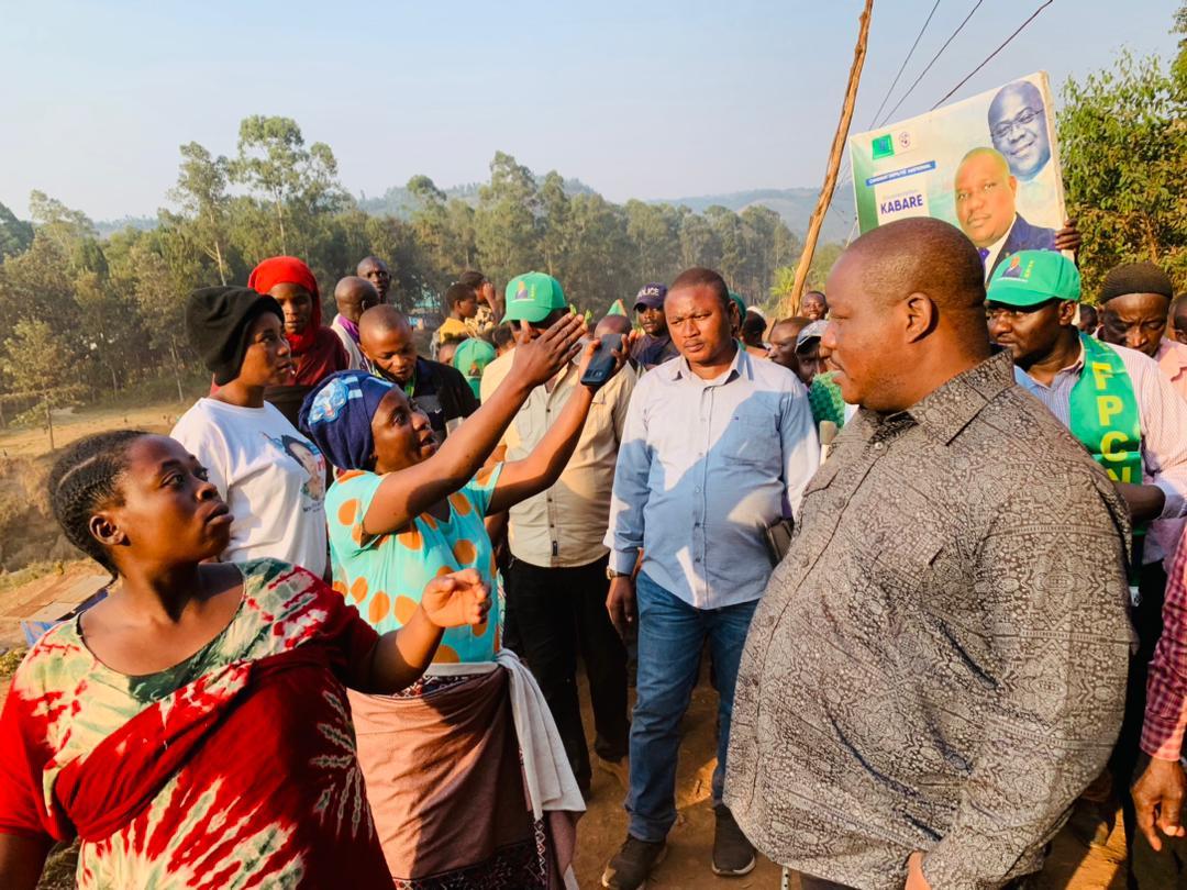 Visite de réconfort ce jour aux sinistrés des éboulements du sol du village de Buhozi/ Mudusa à Kabare.
Près de 7500 personnes sans abri.
Lançons un appel pressant au Gouvernement pour une prise en charge urgente.
La délocalisation serait idéale!
<a href="/SuminwaJudith/">Judith SUMINWA TULUKA</a>