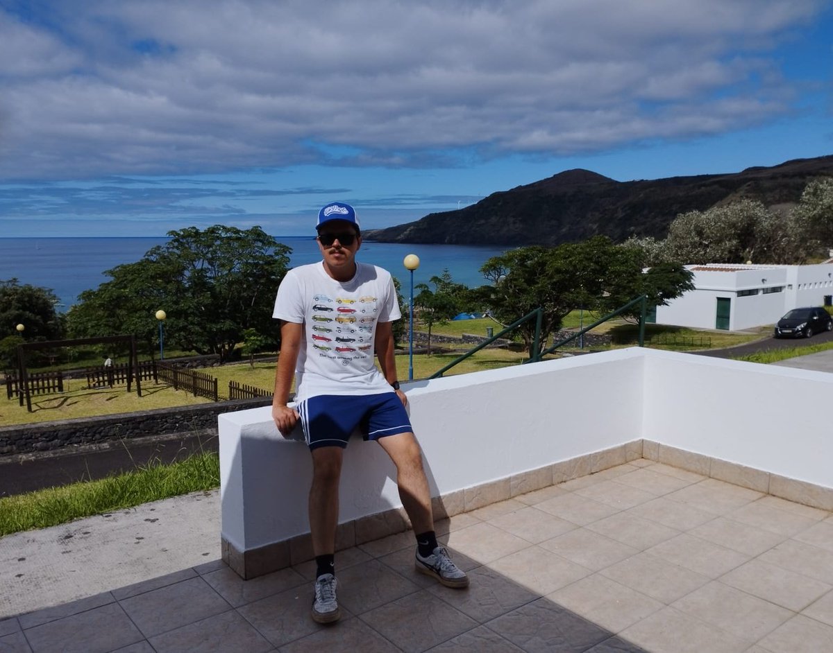 Piúgos pela canela. Shorts. Boné oversized. Sapatilhas brancas. This is the certified Calafão outfit