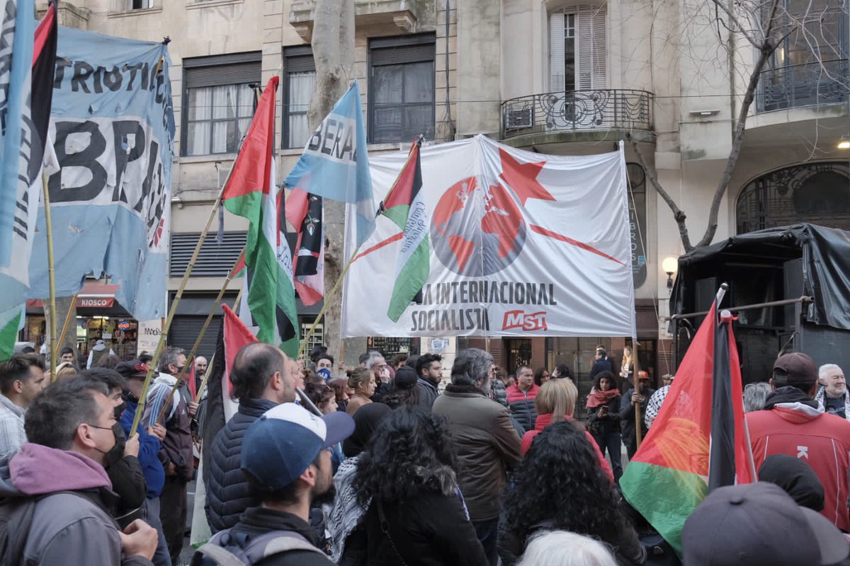 La DAIA busca encubrir un genocidio denunciando las voces críticas, como la de <a href="/Ale_Bodart/">Alejandro Bodart</a> , por eso impulsa un juicio escandaloso. Repudiá esa vergüenza y sumate a exigir #AbsoluciónABodart firmando el petitorio acortar.link/QicYhR