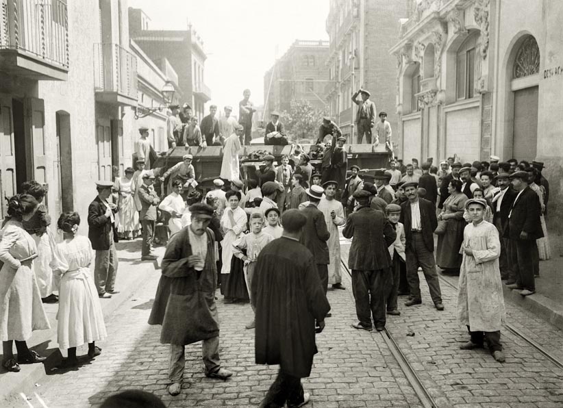 #TalDiaComAvui de 1909 començava a Barcelona l'anomenada Setmana Tràgica.

Imatge d'un tranvia tramvia utilitzat com a barricada al carrer Torrent de l'Olla de #Gràcia.

📷 Josep Brangulí