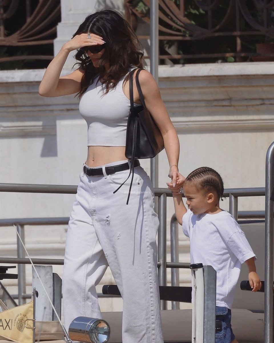 kyliesprings's tweet photo. i ❤️ hot moms https://t.co/WiBkAE930M