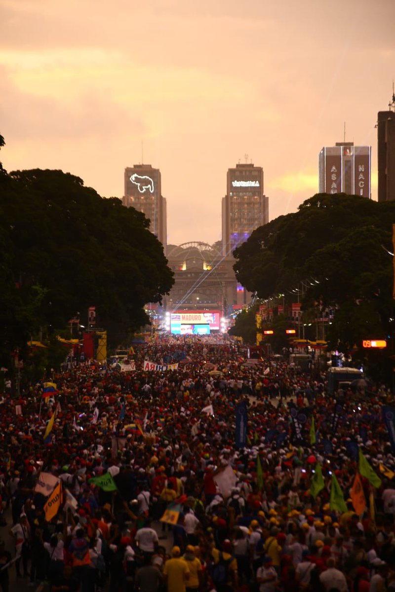 Votaremos por el candidato de La Paz, de la lealtad a Chávez y del amor a Venezuela. Vamos Nico

#EsperanzaCalleYPaz
