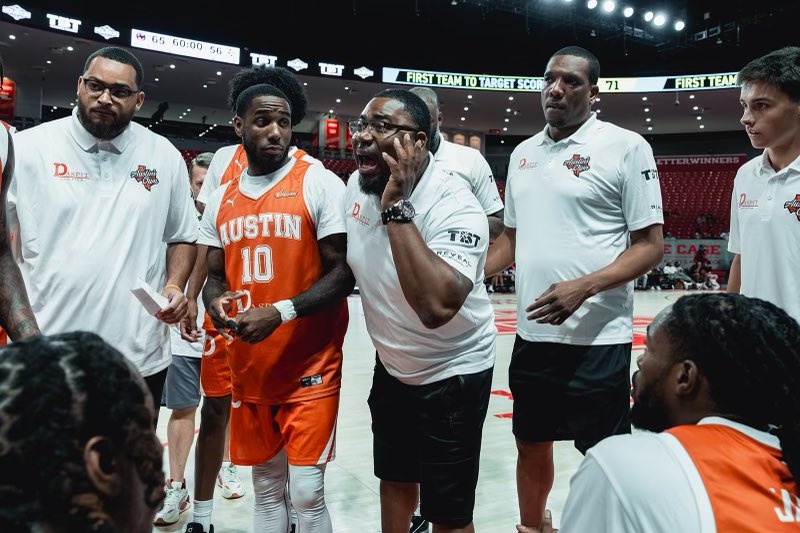 Just_MrKing's tweet image. Your leader has to have a presence. That presence gotta have that #IT that others hear and respect. Coach King is here Texas!! 

On Any Level The Motive Stays The Same ….. #PROGRESSONLY 

#TEXASHOOPS
#QUALITYACADEMYPREP 
#COACHKING