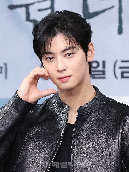 Fantagio confirms that #ASTRO #ChaEunwoo is currently considering offer to star in #ExtraordinaryAttorneyWoo director x movie #ExtremeJob writer new drama #TheWonderFools (prev. <The B Team>). About superheroes that can't control their power.

#ParkEunbin has also been offered to