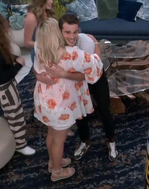 Dutchbbfan's tweet photo. The hug of victory <3 THEY DID THAT! #BB26 https://t.co/5TfasVlkPu