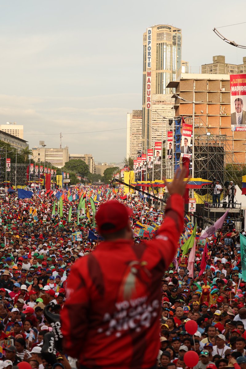 nicmaduroguerra's tweet photo. ¡Caracas ha demostrado lo que se vive y se siente en las calles de Venezuela! Vamos todos con el #GalloPinto🐓❤️ https://t.co/VnNMIVt9A8