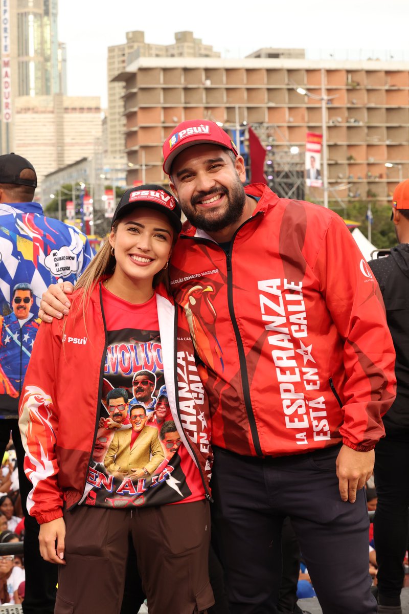 nicmaduroguerra's tweet photo. ¡Caracas ha demostrado lo que se vive y se siente en las calles de Venezuela! Vamos todos con el #GalloPinto🐓❤️ https://t.co/VnNMIVt9A8