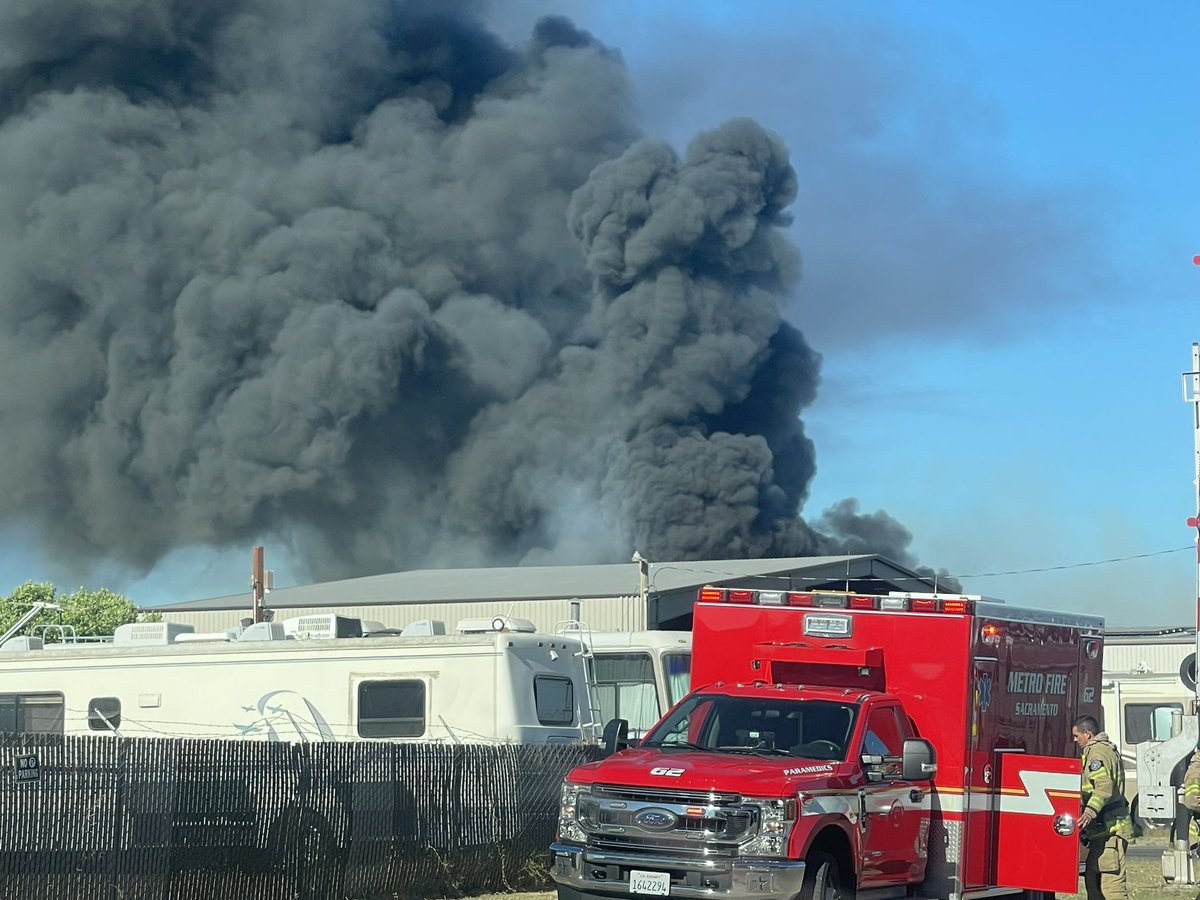 fuchsymama's tweet photo. Recycling center on fire in Sacramento. Fruitridge and florin Perkins road 

@kcranews 
@SacramentoNews 
#sacramentofire #sacramento https://t.co/Y7Kd5mjx2e