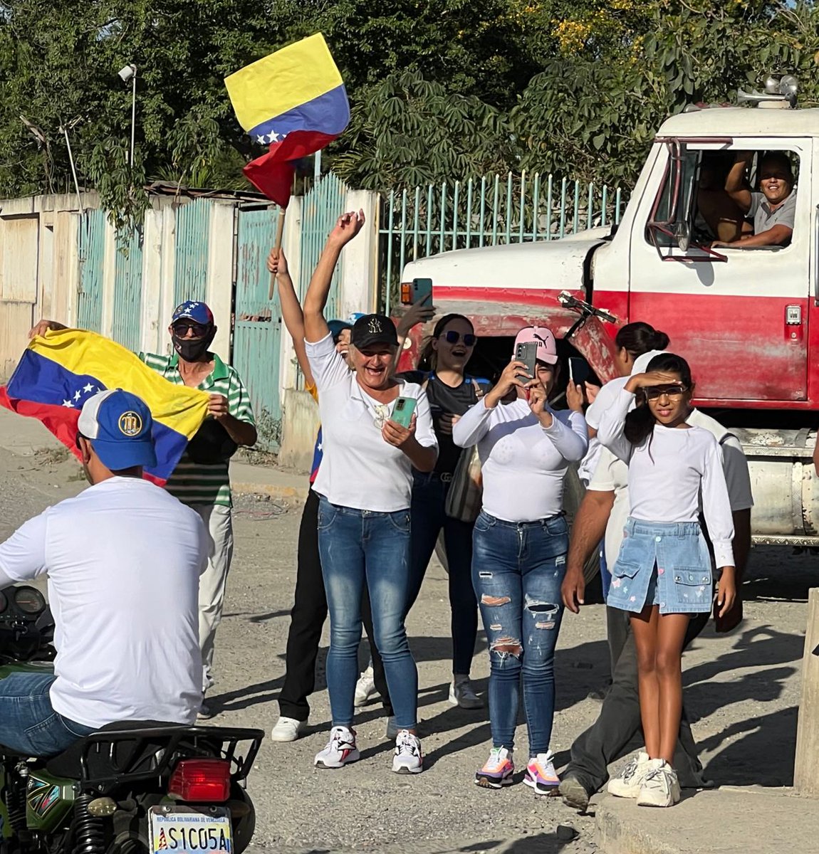 SobellaMejias's tweet photo. #25Jul Los sectores populares expresaron su solidaridad con su candidato Edmundo González frente al cierre de campaña que recorrió las distintas barriadas del Oeste de Barquisimeto en compañía de distintas organizaciones políticas nacionales y regionales. https://t.co/gb1rkFpf13
