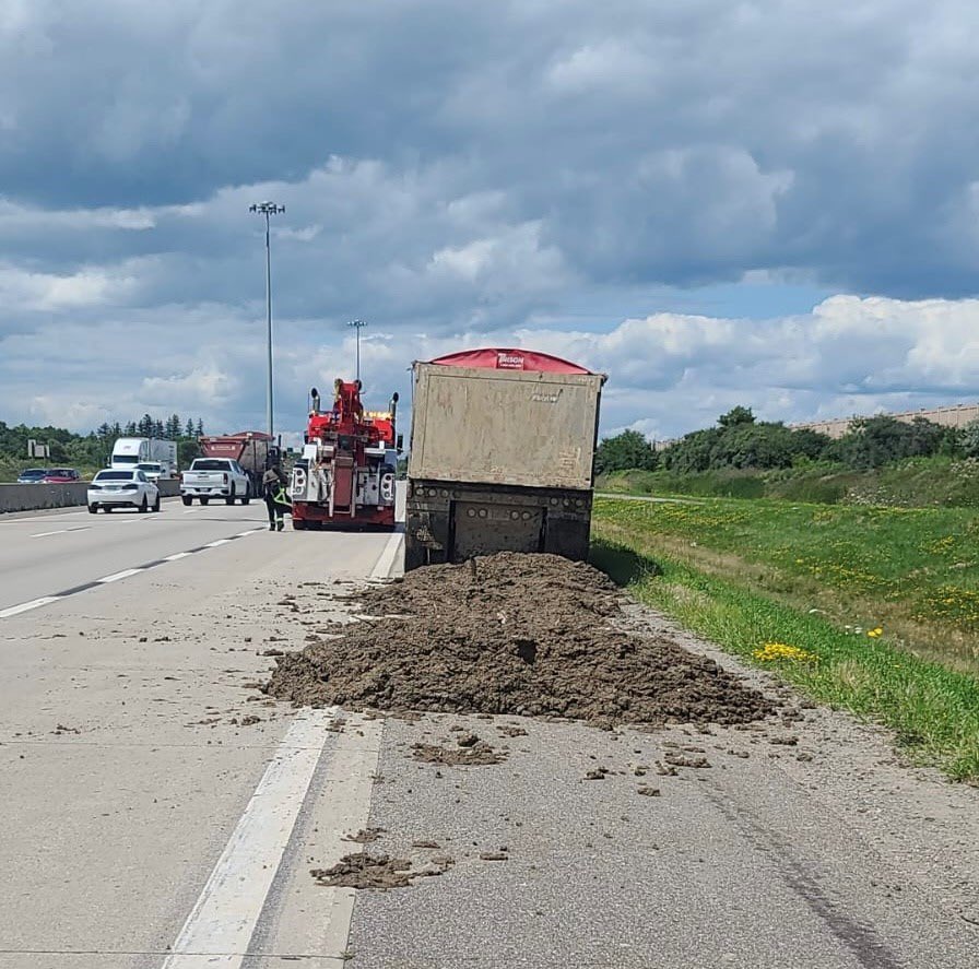 401_da_sarpanch's tweet photo. #MississaugaOPP: Dump truck losing dirt on #Hwy410 NB near Sandalwood in #Brampton. The falling dirt struck 2 other vehicles causing minor damage to them and making a mess of all the lanes. 30 year old male from Oshawa charged with #InsecureLoad. https://t.co/EOIgc5ELZZ