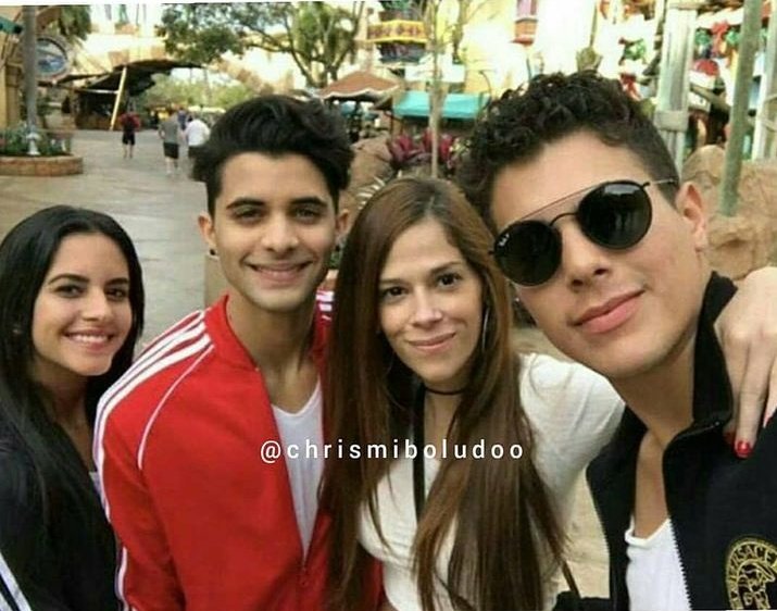 veleztoxiic's tweet photo. Las que ponen "no hagan bardo" claramente no estuvieron en esta etapa de cnco, bardos?? Bardos eran los de antes amiga AJAJAJAJA, que tiempos loco😭 https://t.co/DQbvJasZor
