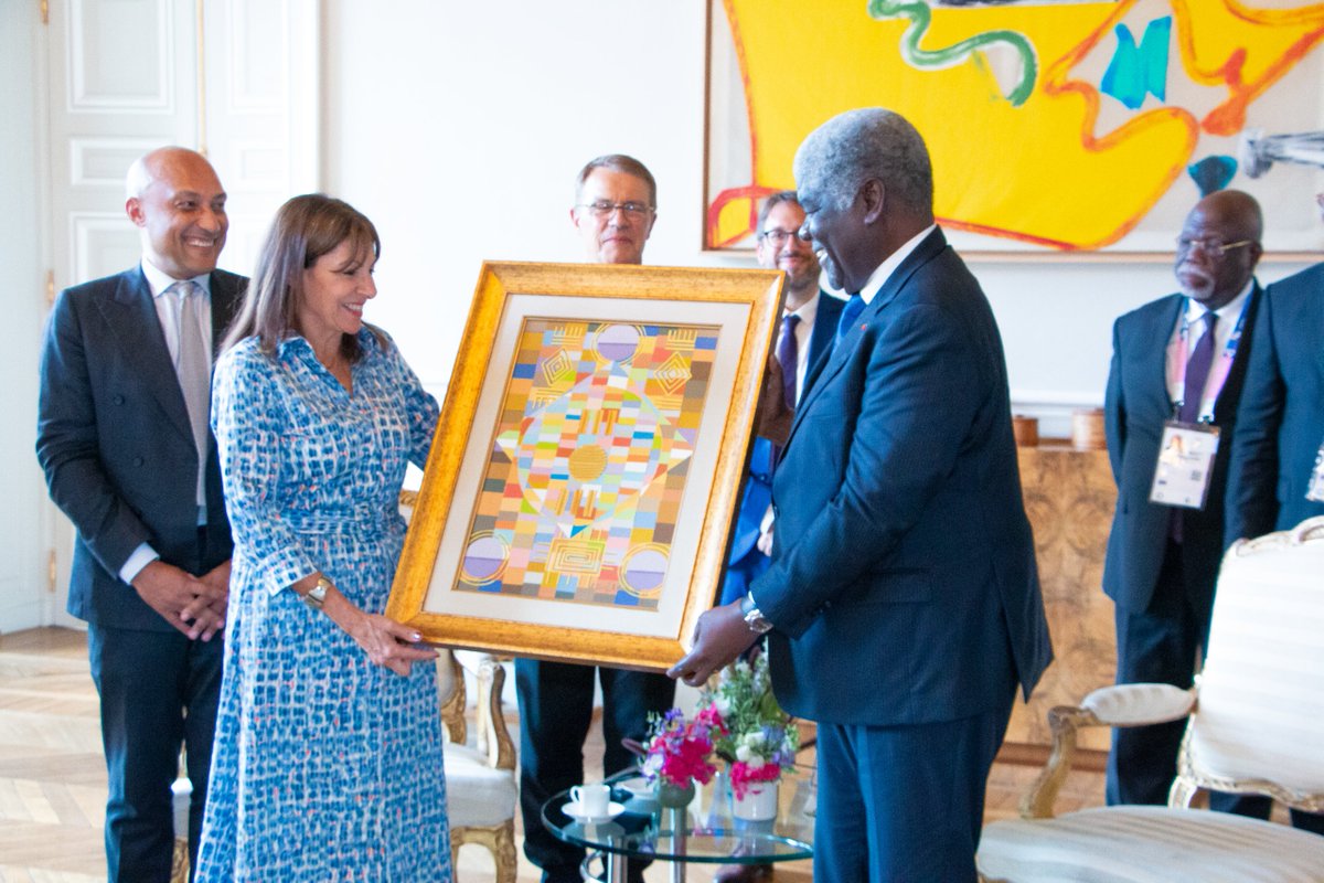 DrBeugreMambe's tweet photo. Belle rencontre ce jeudi, avec la Maire de Paris, @Anne_Hidalgo, en marge des #JO2024 !
Son expérience en matière d'organisation de sa circonscription, mais surtout de dépollution de la #Seine, nous donne de grands espoirs quant à nos perspectives pour la lagune Ebrié.
#Paris2024 https://t.co/YEyn9b0KPd
