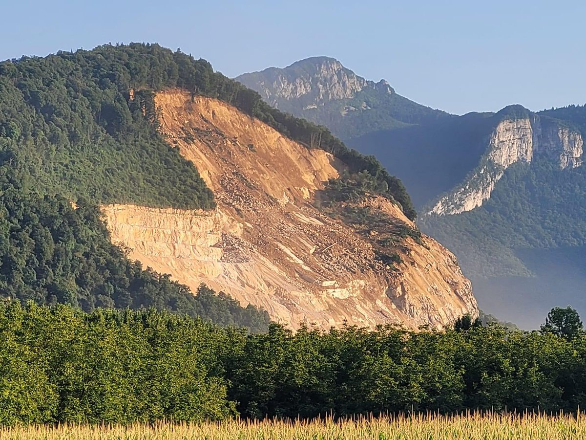 AnthoNancy's tweet photo. La nature dans sa toute puissance un immense éboulement en Isère près de Rovon ! Plusieurs milliers de tonnes ce sont alors déversés sur une route en contrebas. 

Les secours sont surplace pour localiser de potentiel victime. 
#info #France #isere #BFMTV #secours https://t.co/mQpJ0kI7u3