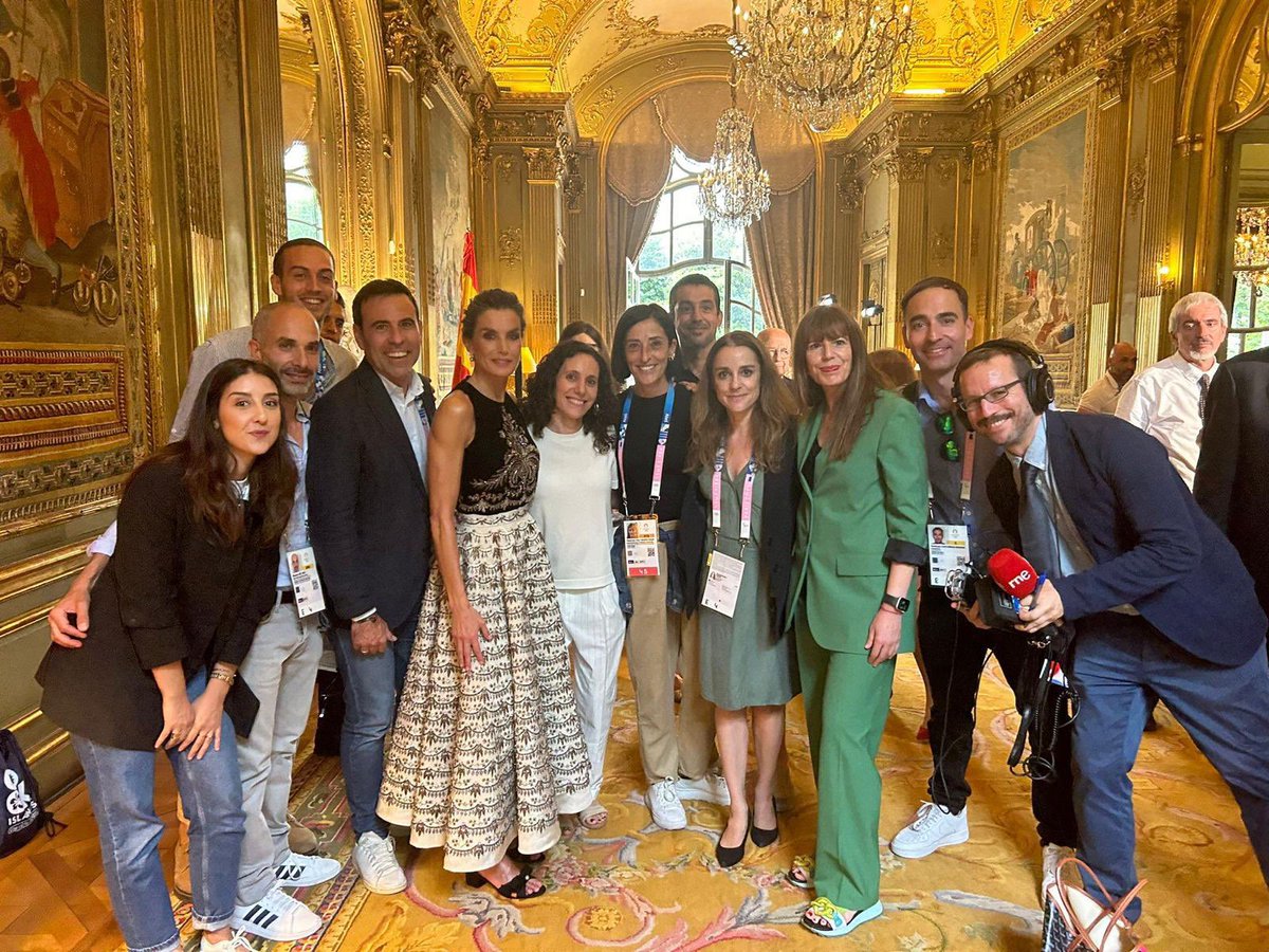 mavidonate's tweet photo. Tenemos una reina tan preparada que nos habla a los corresponsales en París  de política francesa. Maravilla, porque quien tuvo retuvo. https://t.co/ra410mL8JI