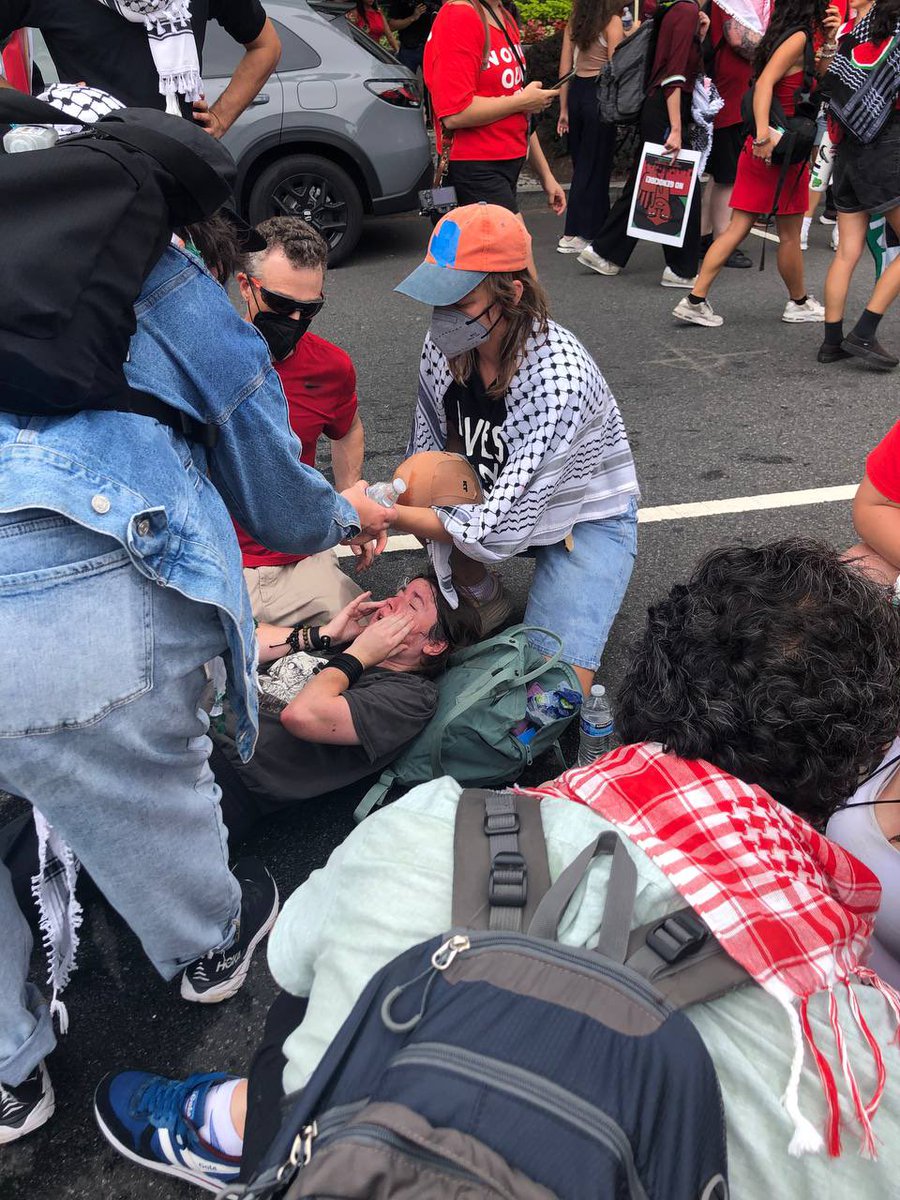 Brutal represión policía estadounidense vs manifestantes pacíficos q marchaban vs presencia de Netanyahu en Congreso EEUU evidencia complicidad ese gobierno con genocidio en Gaza.

Nuestra solidaridad con quienes día a día sin descanso exigen justicia para #Palestina.