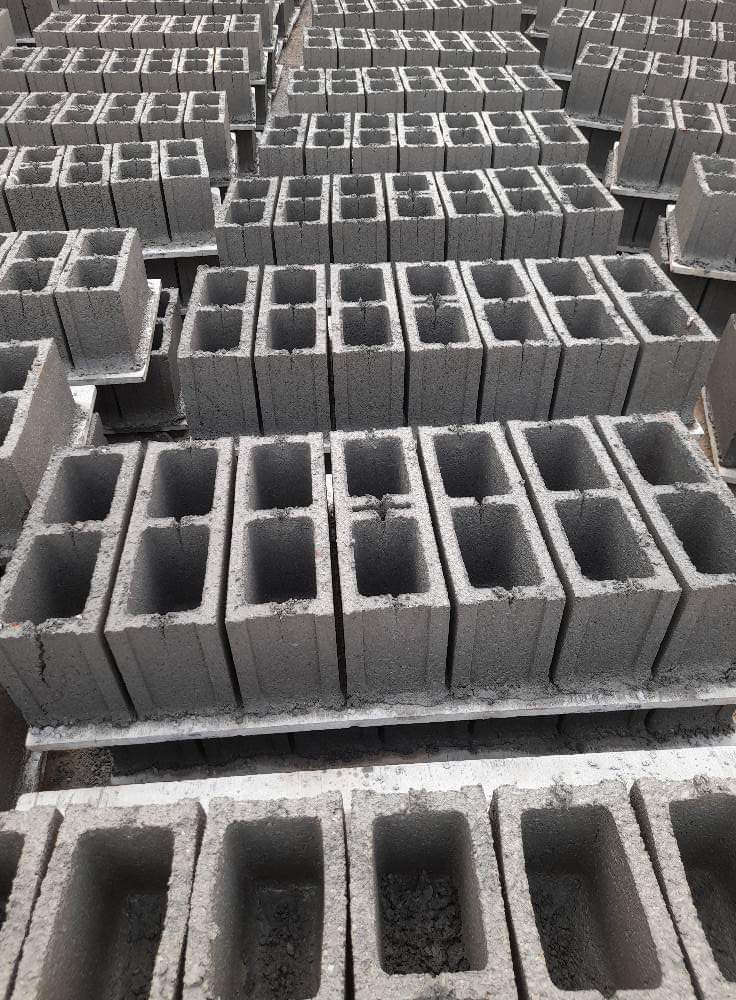 LAfrobuilder's tweet photo. Nous avons une briqueterie.
Livraison de tout type d'agglo dans Conakry. https://t.co/bkRJ19buIQ