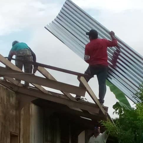 #EnFotos | Gracias al Presidente <a href="/NicolasMaduro/">Nicolás Maduro</a>, las Bricomiles avanzando con la rehabilitación integral del techo de la CEIB Buena Vista municipio Achaguas nada nos detiene <a href="/_LaAvanzadora/">Yelitze Santaella</a> <a href="/dcabellor/">Diosdado Cabello R</a> <a href="/eduardopiate2/">eduardo piñate</a> @MPPEDUCACION <a href="/info_mppe/">INFO MPPE</a> <a href="/marys_orasma/">Marys Orasma</a>