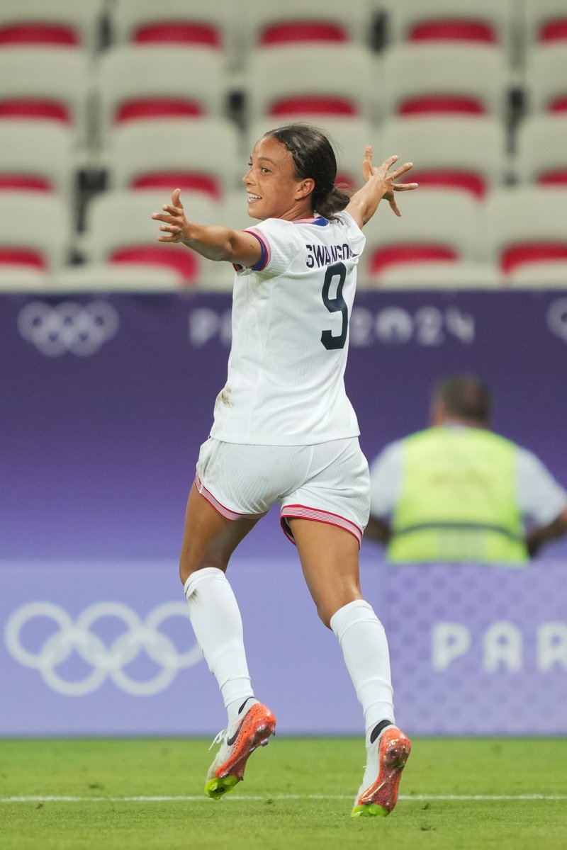 WGolazo's tweet photo. SETTING RECORDS 👏

Mallory Swanson's back-to-back goals, scored just 66 seconds apart, is the fastest by a single USWNT player in a major tournament 🇺🇸 https://t.co/E7H3Zrsr3n