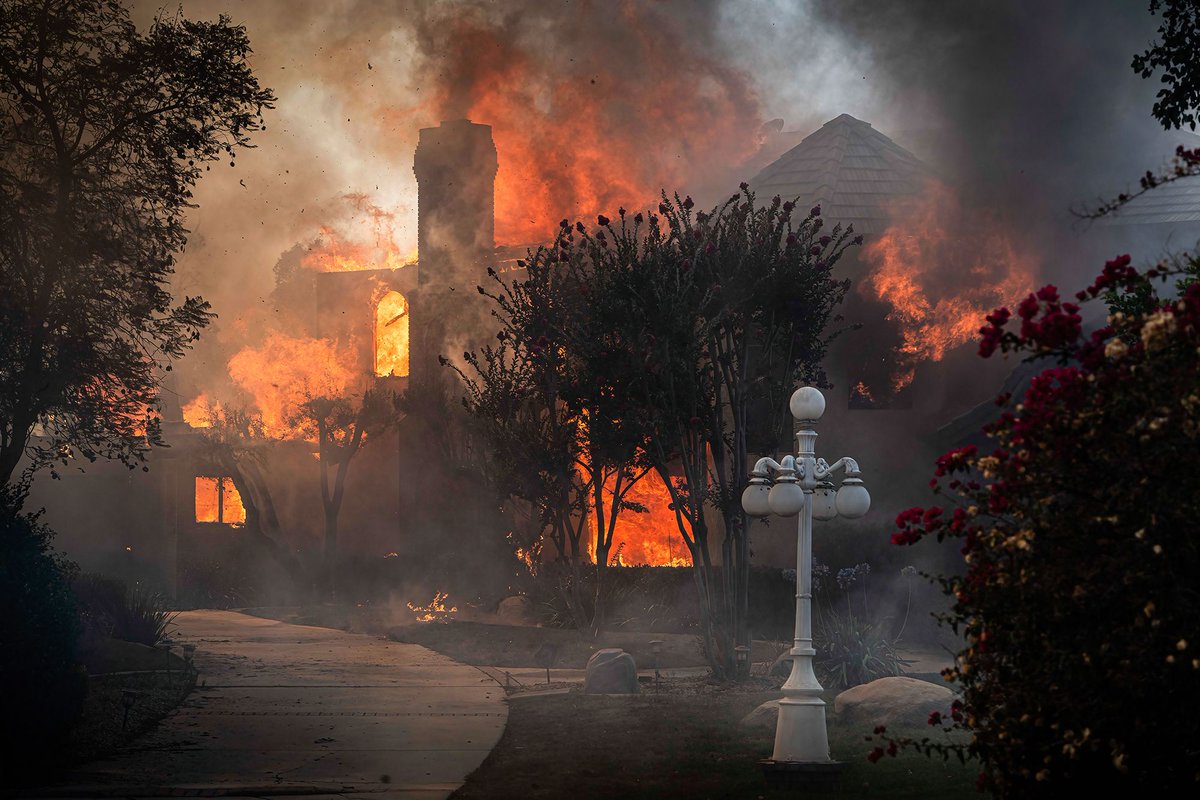 In 2023, #Alberta produced 500 thousand barrels of crude oil per day. 2024 trending even higher. 58,000 lightning strikes &amp; a bone-dry boreal forest is a very dangerous recipe. Going to be a lot more local Mayors crying on podiums at this rate. #JasperFire #JasperWildfire