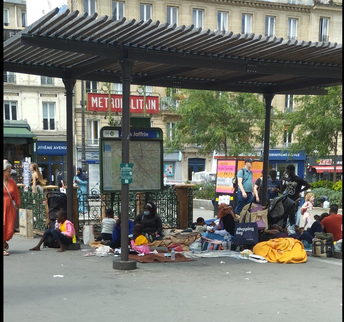 AlexieDelalande's tweet photo. Au moins cette année, l’ombrière du neuneu d’ @EricLejoindre servira à quelques choses 😵💫 Jules Joffrin https://t.co/N7fLundWcg
