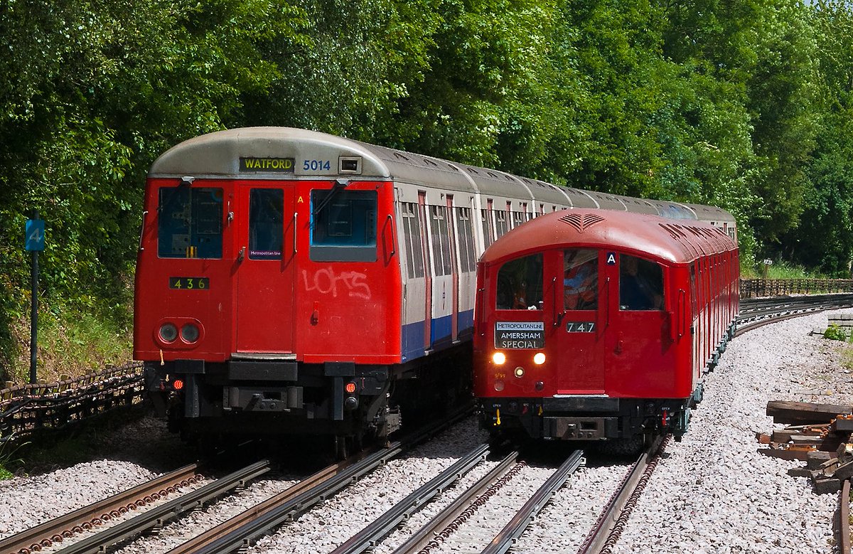 FactsTfL's tweet photo. Look at the Size difference 👀

A London Underground A60 Stock train on the Metropolitan Line passing a preserved 1938 Stock train

📍Croxley, Hertfordshire https://t.co/J7j7PU7wW9