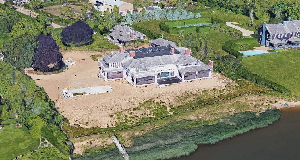 Desde esta lujosa mansión de Nueva York, Roger Waters expresa su apoyo a Nicolas Maduro.

Andate a vivir a Venezuela, zurdo inútil.