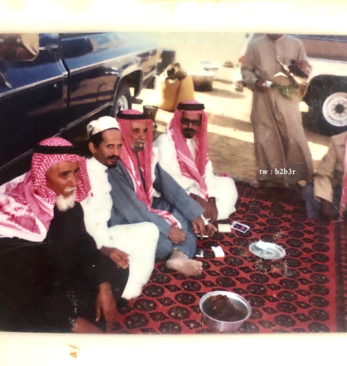 •

صوره نادره قبل ٥٠ عام لـ عبدالله ابن عون و مرشد البذال رحمه الله و عبدالرحمن العطاوي : 

هذا يسلينا عن اللي مضى لنا
من الغي حيث الغي كثرت نكايده

ومنادمه مرشد وابن عون غايتي
تخلي هواجيسي عن القلب هايده

ابو نايف اللي رفقته ما تغيرت
وابو سيف دونه ما نحنتي بعايده

- شاعر هوازن