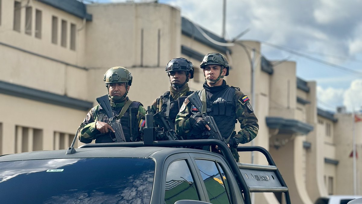 cheomartinezc's tweet photo. Nuestros fuertes, los cuarteles, centros educativos y cualquier edificación de la FANB, constituyen zonas de Seguridad definidas en el artículo 47 de la Ley Orgánica de Seguridad de la Nación https://t.co/a6AViIoOsk