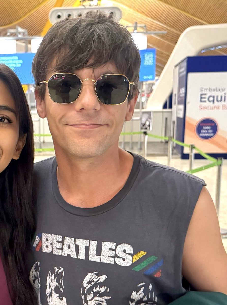 📸| Louis Tomlinson today in Spain!, image size:893x1200