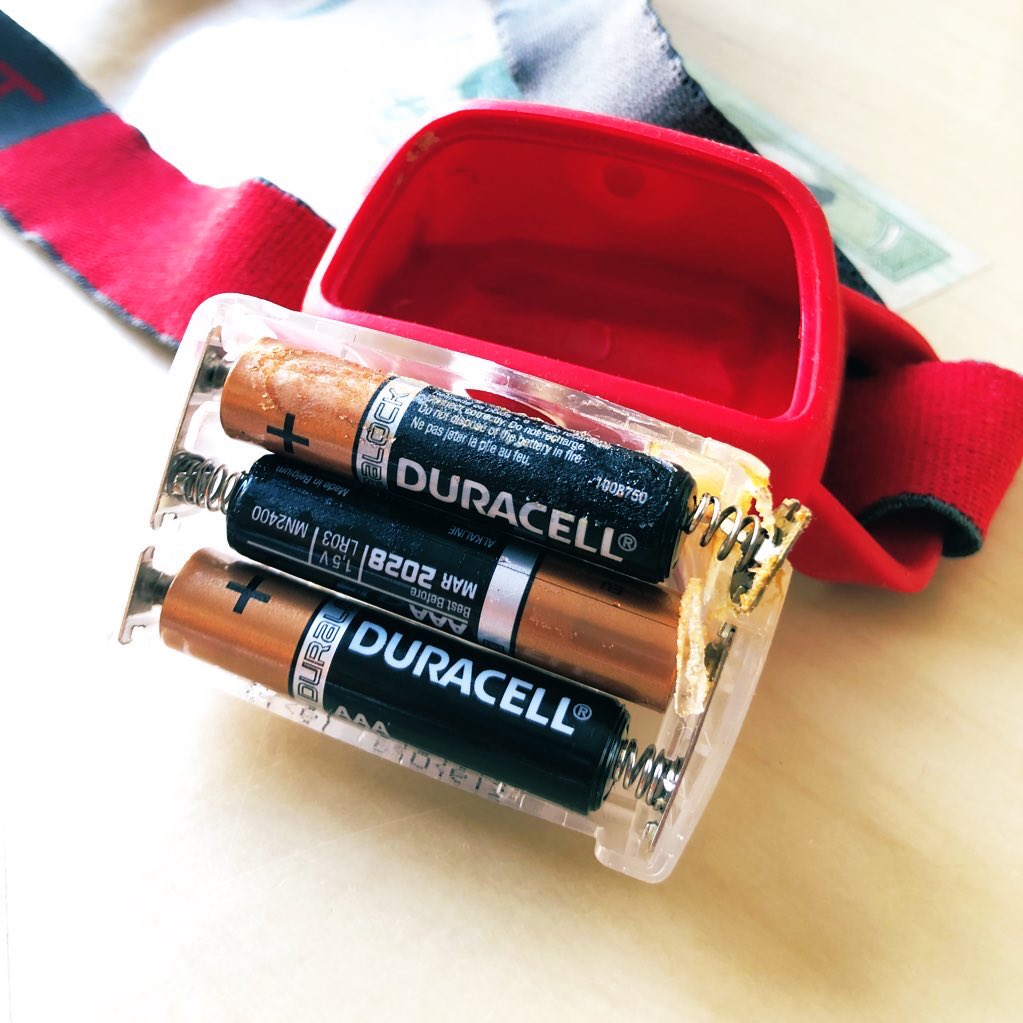 This never happened! #duracell battery cover ruined my lamp 🙄 <a href="/Duracell/">Duracell</a> 

Bu hiç olmadı! #duracell pil kapa lambamı mahvetmiş 🙄