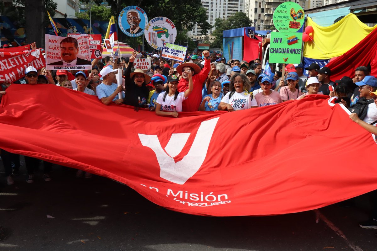 #PuebloALaCalle🐓|| Una vez más la familia que hace vida en la #GMVV demuestra su contundente apoyo al candidato <a href="/NicolasMaduro/">Nicolás Maduro</a> en el cierre de campaña de cara a la victoria rotunda del venidero #28Julio como un regalo al Cmdte. Chávez
#PaLanteEsPaAllá