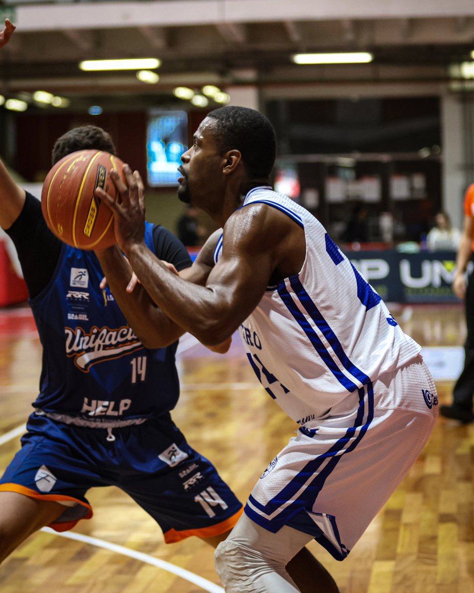 crzbasquete's tweet image. #TBT de uma classificação histórica! 🏀💙

O Cruzeiro Basquete fez história na LDB com 9 vitórias em 12 jogos e 75% de aproveitamento. Ficamos em 3º lugar no grupo A e garantimos vaga na tão sonhada série Ouro.

#cruzeirobasquete #ldb #basquetenacional