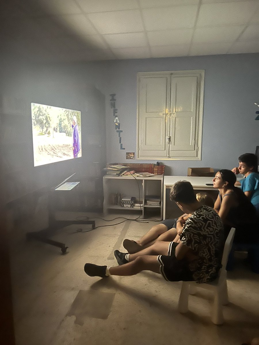 Enguany hem tingut l’oportunitat de projectar ‘La llibreta del doctor Gras’ amb @joulens als camps de treball d’Ascó, Caseres i el Pinell de Brai gràcies al <a href="/BATALLAEBRE/">Espais de Memòria de la Batalla de l'Ebre - COMEBE</a>. Fer memòria és transmetre-la a noves generacions, que creixen conscients de la nostra història democràtica.