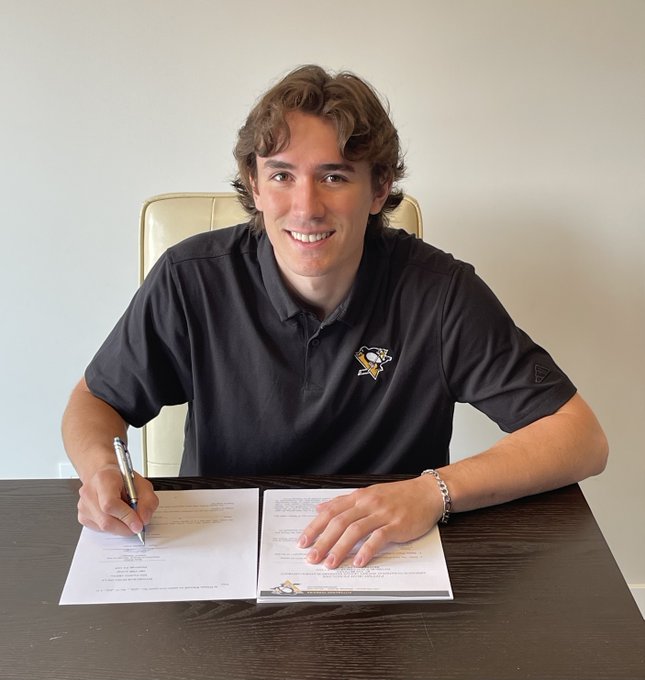 Photo of Brayden Yager signing his entry-level contract.