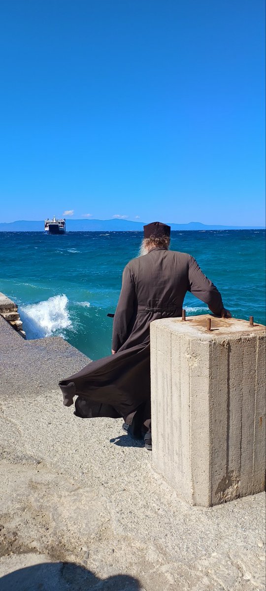 Недавно сам посетио манастир Есфигмен , Срби су радо виђени гости , јер су препознати као искрени пријатељи . Рекоше ми , брате ми смо у рату против екумениста, зато нам је на врху куле (уз жуту) и црна застава ! 
У манастиру има и три српска монаха . Нека Вас Бог чува браћо !