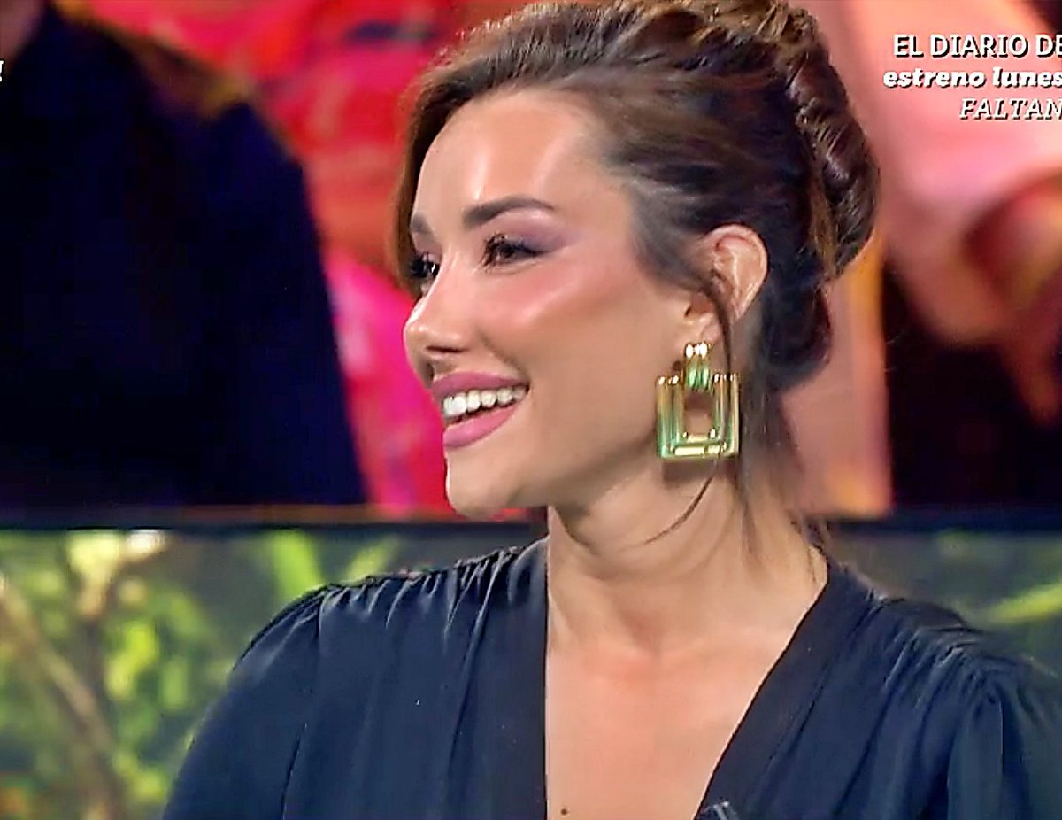 ANesnero's tweet photo. Adara en plató sonriente y feliz. 🫶💜😊🥰💖 https://t.co/ARWrUE6NJs