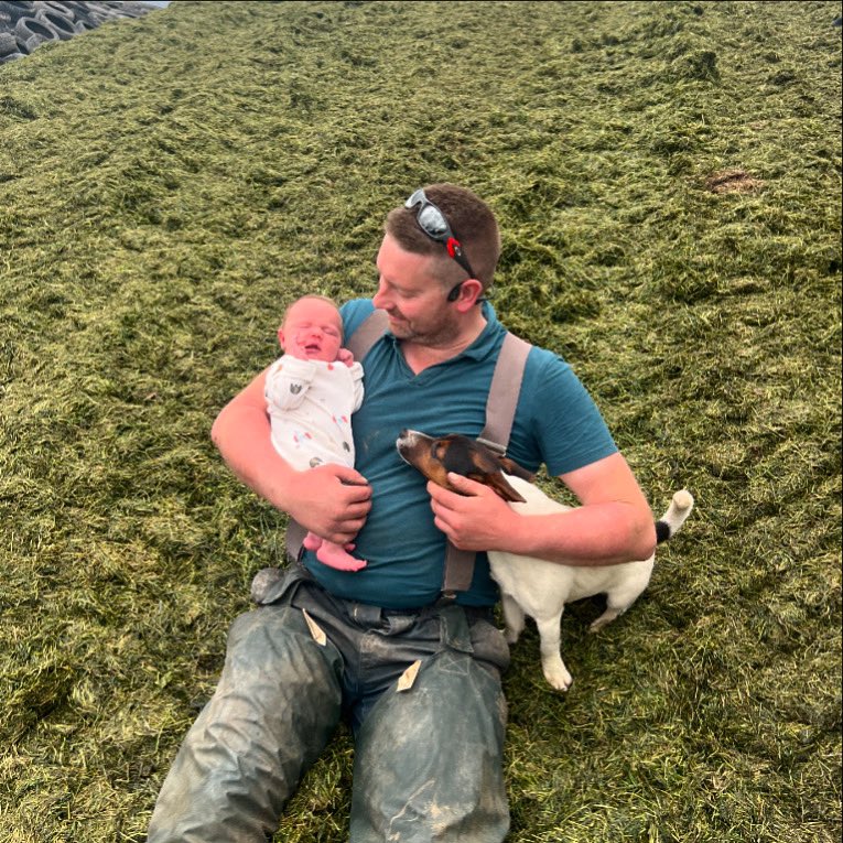 AshTreeFarm42's tweet image. Second cut silage in 🙌🏻 #2weeksold