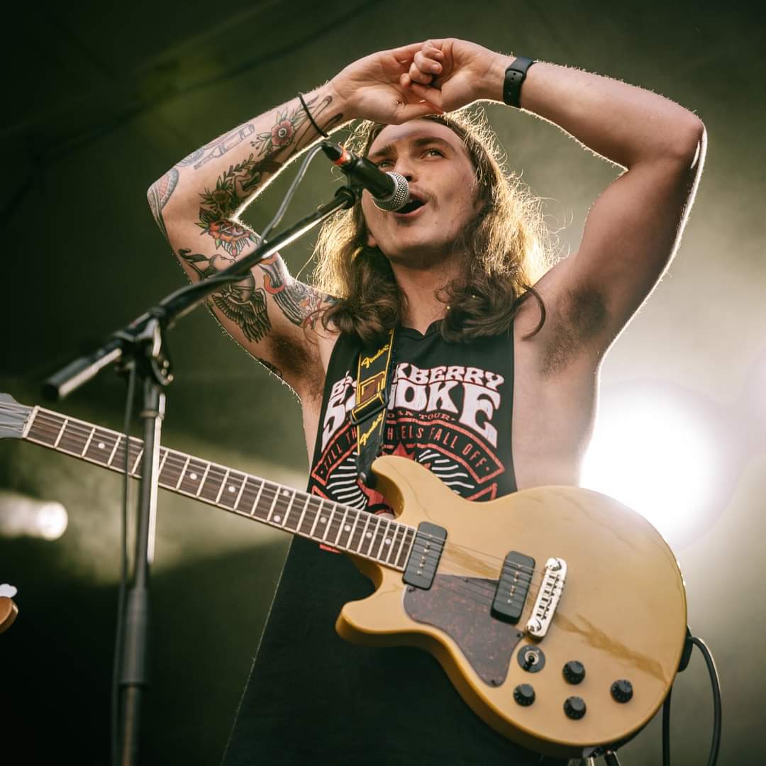 Thursday night. ✔️ 

Weather is amazing. ✔️ 

Cold beer is needed. ✔️ 

Nick Earle is playing at the Embassy, 9:30 ✔️ 

What more can you need? 🤔