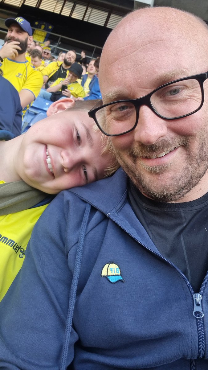 Bergading's tweet image. En dejlig aften sammen om vores elskede brøndby💛💙💛💙 @BrondbyIF #bif 6-0 og en masse godt fra #masterclass fra vestegnen💪