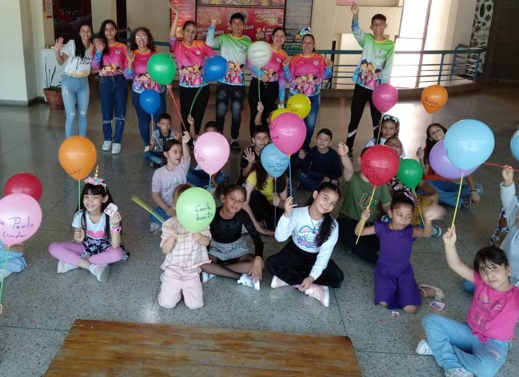 FVACVenezuela's tweet photo. ¡Día inolvidable para los Chamos FVAC en Valera! 🎉 Celebramos el Día del Niño con risas, juegos y una hermosa enseñanza. Desayuno especial, dinámicas y mucho amor. ¡Gracias a la Iglesia Misión Cristiana siglo 21! 🙏 #DíaDelNiño #Valera #Trujillo #ChamosFVAC #MisiónCristina https://t.co/qEYLR1GzRX