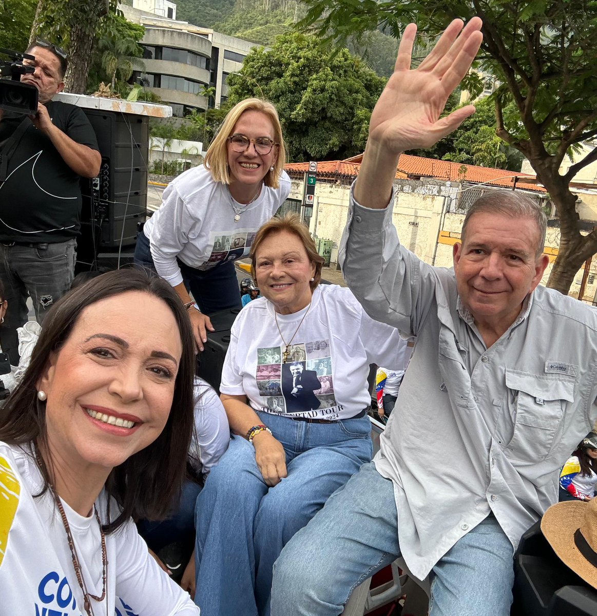 🙌🇻🇪 La selfie del día. 

El próximo presidente de Venezuela, <a href="/EdmundoGU/">Edmundo González</a>, junto a su familia y <a href="/MariaCorinaYA/">María Corina Machado</a>. 

El domingo ganamos y cobramos, #VamosAGanar.