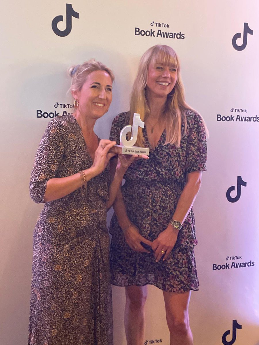.<a href="/sarajcox/">sara cox💙</a> presented <a href="/lisajewelluk/">Lisa Jewell</a> with the #tiktok #booktok award for UK and Ireland book of the year award tonight