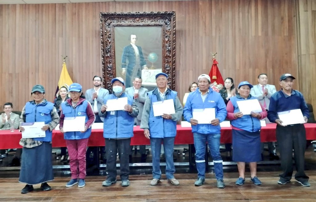 secap_ec's tweet photo. 🔸 El director ejecutivo del Secap, John De Mora Moncayo, y su equipo de trabajo entregaron certificaciones a 50 recicladores de base, dentro del proyecto #SecapBID en la provincia de Chimborazo. ✅
#HuellaSecap
#SecapTeCertifica https://t.co/XaI819Vjkl