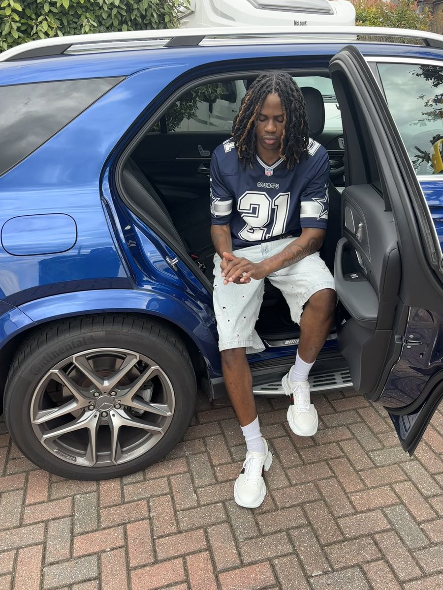 BoogsMarnz's tweet photo. Jorts and NFL tees all summer https://t.co/zZaCrPwKaV