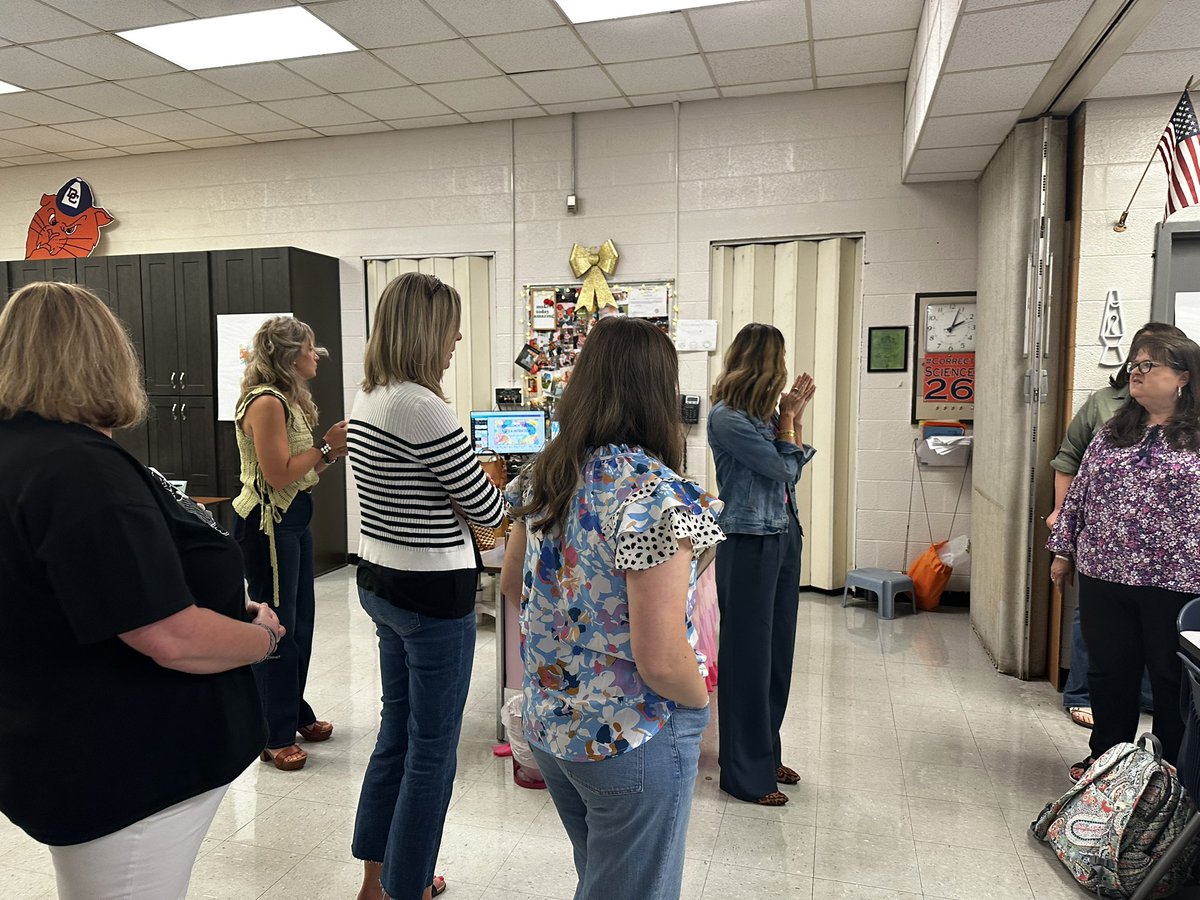 ABeauLove's tweet photo. Elementary Division Professional Development Day 1 was one for the books! A warm welcome and vision setting from Dr. Southerland, an inspiring keynote from @DaileySuzanne, and sessions lead by our very own colleagues. Can’t wait for day 2! #leadingteachinglearningtogether https://t.co/U9vx4RnTVO